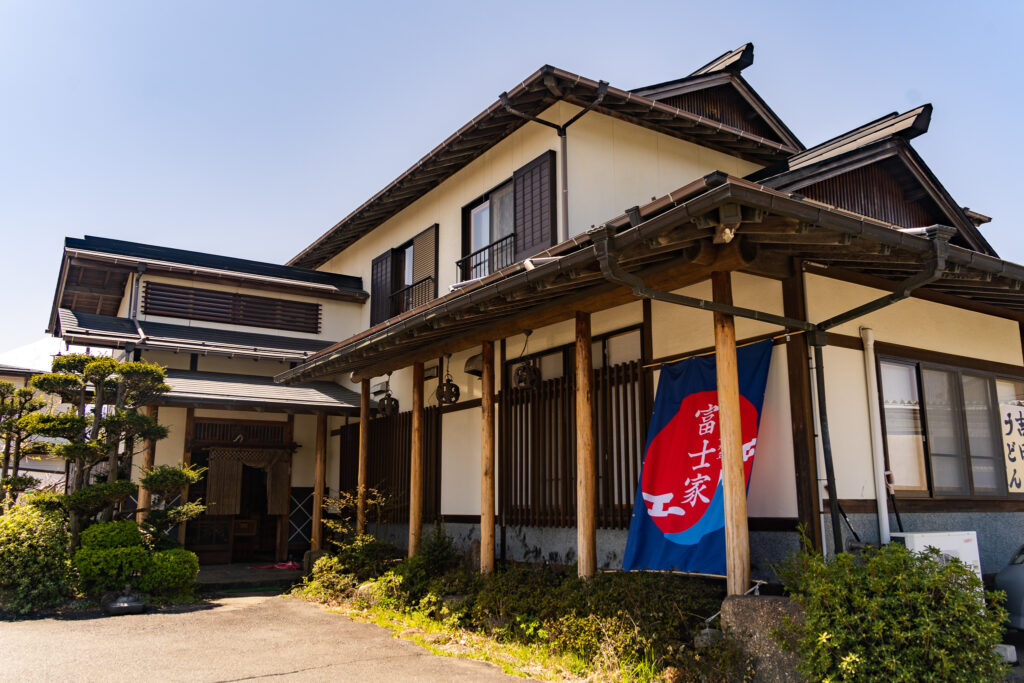 富士家の店内でほうとう作り体験をする様子