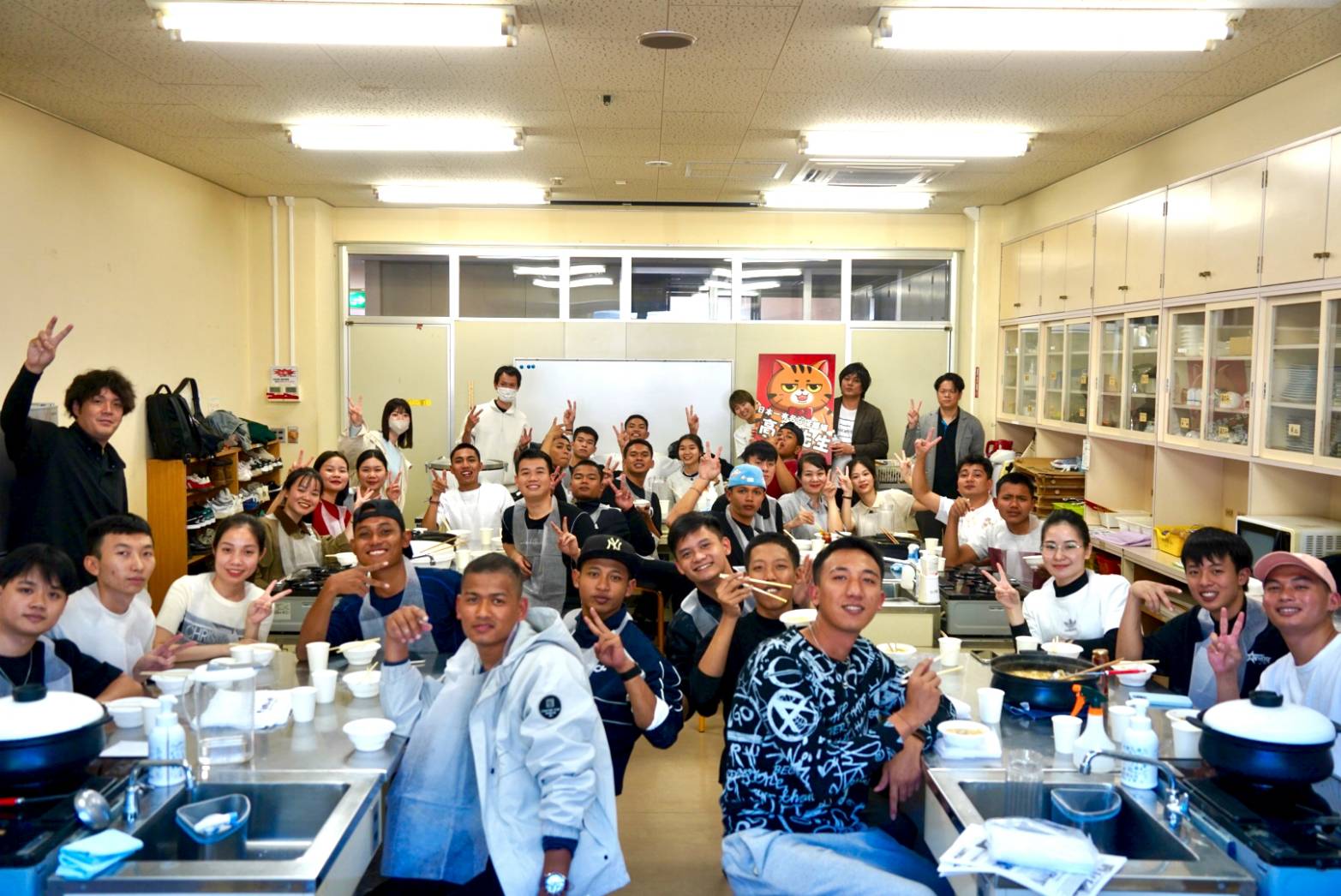 出張ほうとう体験教室で笑顔の参加者たち（企業イベントの様子）