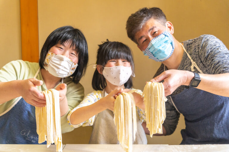 朝の麺づくり体験—家族で自分たちが打った麺を手に笑顔