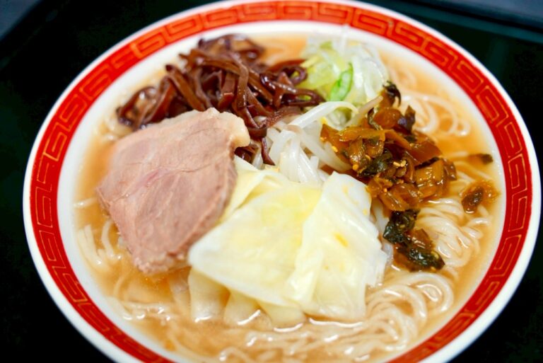 豚骨ラーメンの特徴 — 製麺の様子