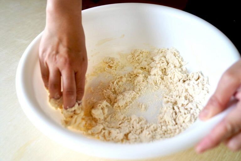 材料を計量して混ぜる